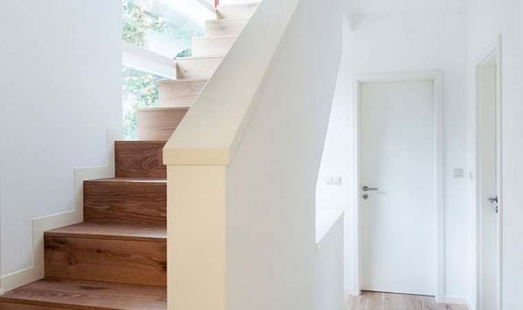 Tölgy rétegelt padlóból lépcső és homloklap.
Fiorentino:fehérített, strukturált, olajozott lépcső.
