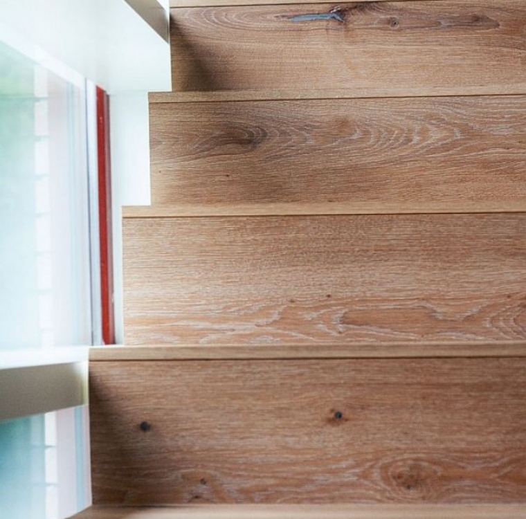 Tölgy rétegelt padlóból lépcső és homloklap.
Fiorentino:fehérített, strukturált, olajozott lépcső.


