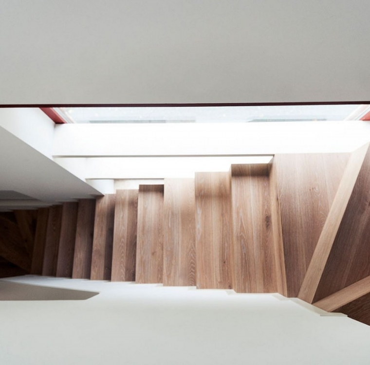 Tölgy rétegelt padlóból lépcső és homloklap.
Fiorentino:fehérített, strukturált, olajozott lépcső.
