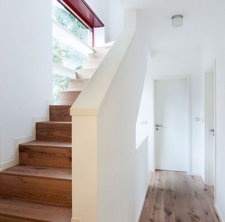 Tölgy rétegelt padlóból lépcső és homloklap.
Fiorentino:fehérített, strukturált, olajozott lépcső.
